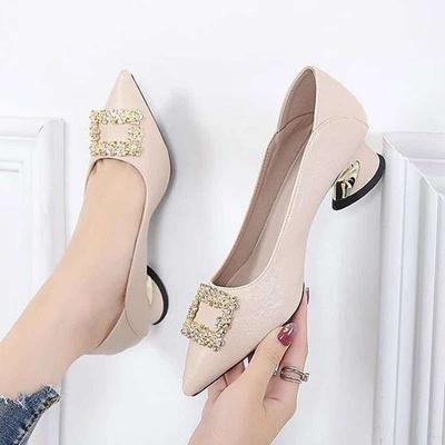 Mode Strassschnalle flache Einzelne Schuhe Damen Frühling und Sommer neu Temperament spitz dicker Absatz kleine Lederschuhe Schuhe