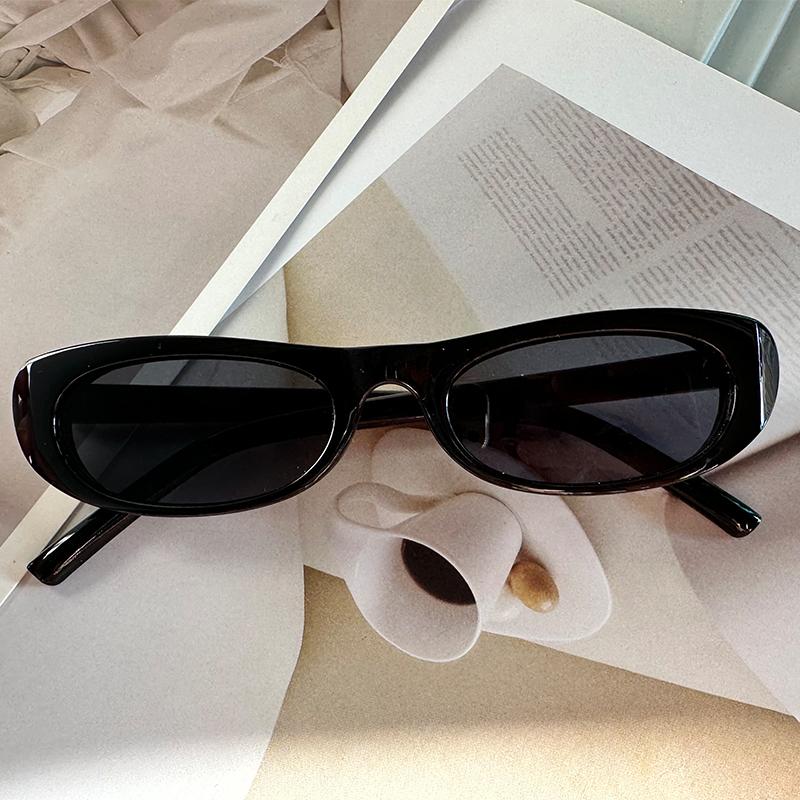 Women's Retro Oval Sunglasses Black Small Frame Fashion Brand Trendy Points Sun Glasses Ladies Star Shades UV400 Eyewear