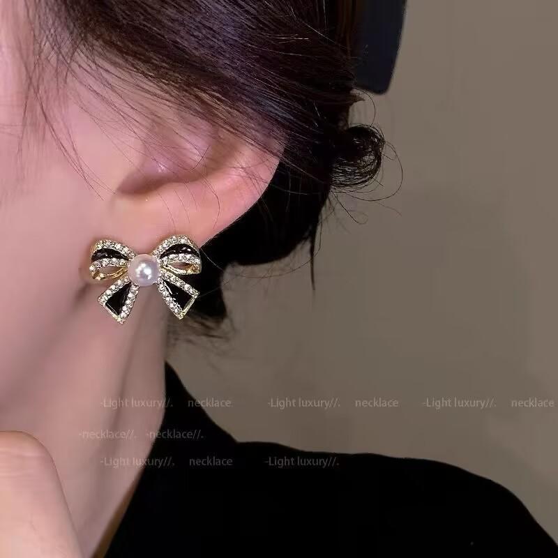 Black diamond-encrusted pearl bow earrings Korean temperament simple retro stud earrings light luxury new earrings