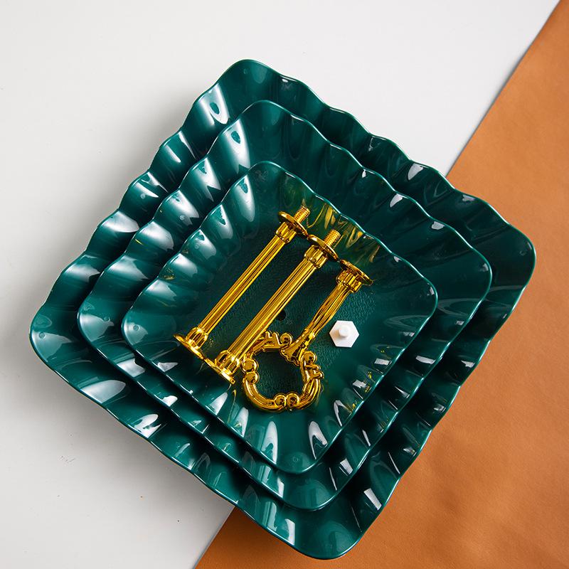 Moderner, schlichter Obstteller mit drei Etagen