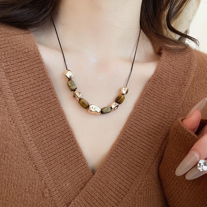 Autumn and winter retro coffee color tiger's eye stone pearl necklace temperament collarbone chain Maillard necklace women