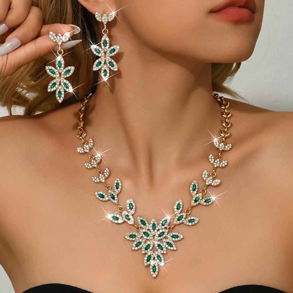Flexible diamond studded versatile necklace and earring set suitable for photography, dating, and dinner pairing