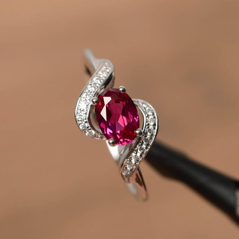 Damenring mit rotem Rubin-Edelstein Juligeburtsstein Ovalschliff 925 Sterlingsilber Hochzeits-, Verlobungsring