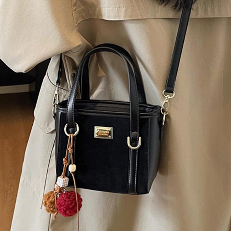 Fashion Casual Messenger Bag 2025 Autumn New Niche Trendy Portable Bucket Bag Simple Shoulder Bag Underarm Bag