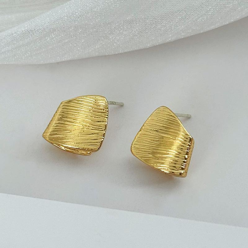 Kupferbeschichtete 18 Karat Gold Geometrische Drahtgezogene Steckerohrringe für Damen