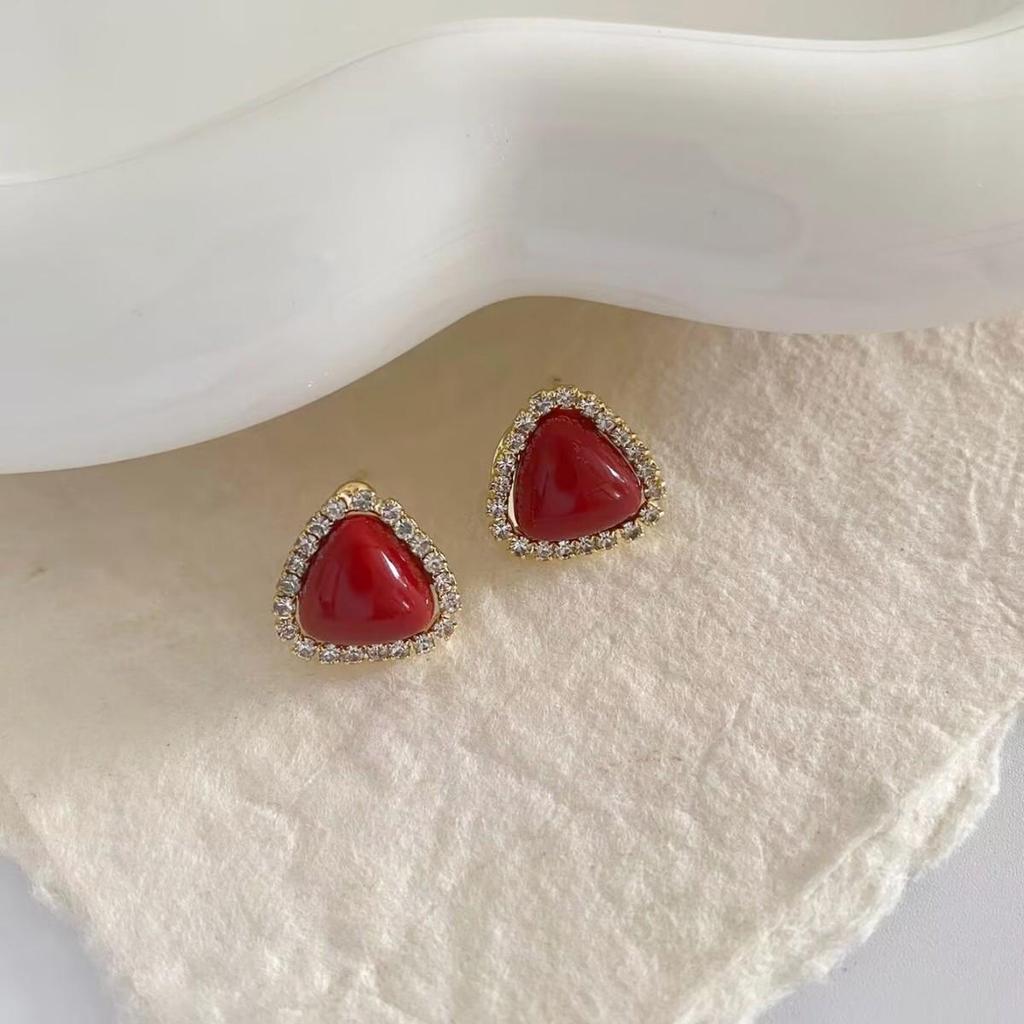 Elegant French Retro Red Rhinestone Triangle Stud Earrings – High-End, Fashionable, Versatile Design