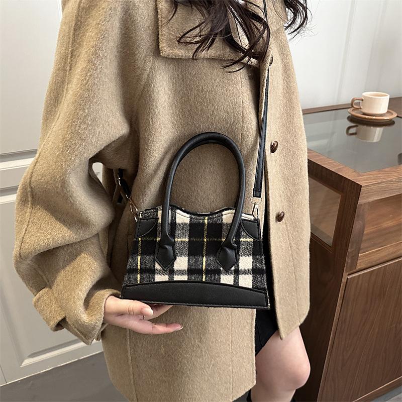 Plaid large-capacity woolen bag, the new casual autumn and winter simple commute fashion, foreign-style portable messenger bag tide