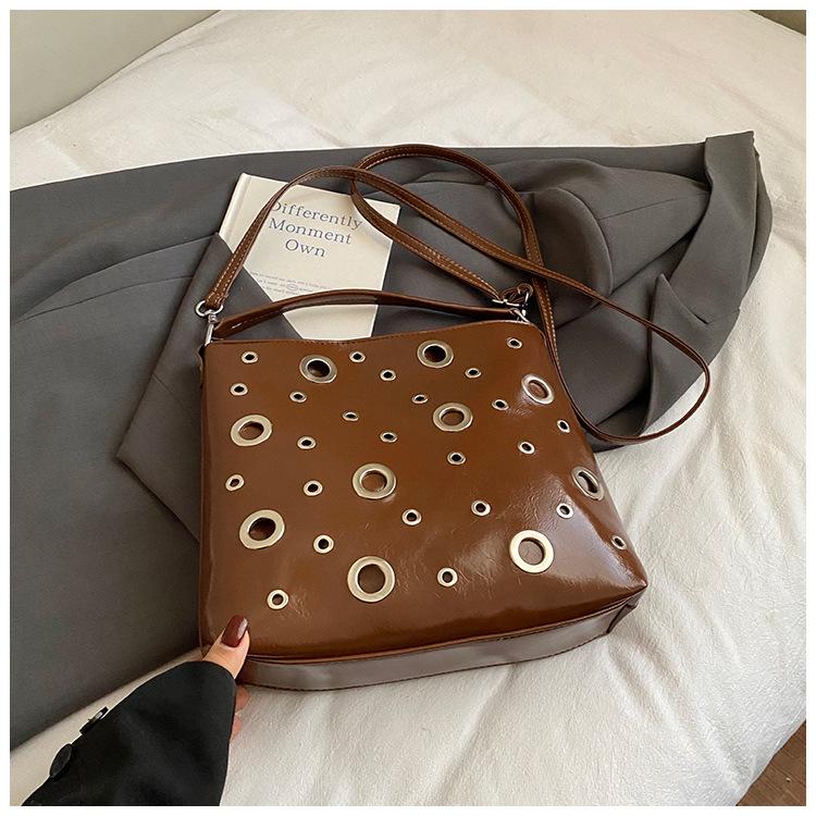 Stilvolle Nische Schultertasche Damen Herbst und Winter neu einfache Tasche Niet Textur Handtasche Damen