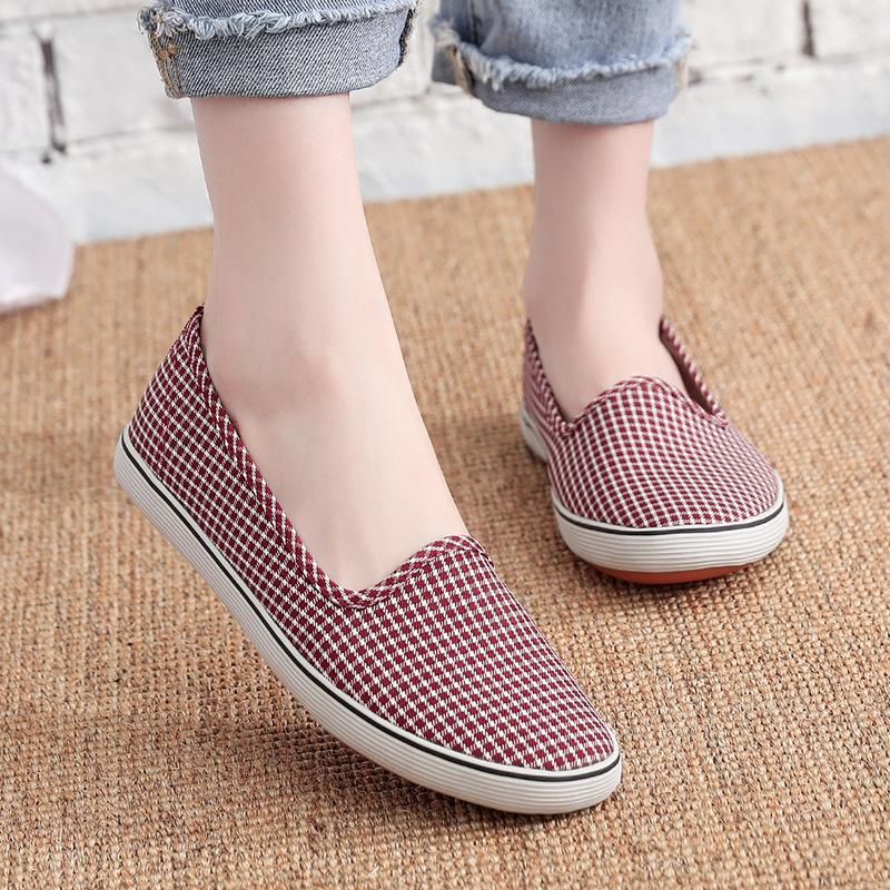 

2025 новая женская обувь на один педаль, нескользящая мягкая подошва, дышащий холст, обувь для пожилых, обувь для мам среднего и пожилого возраста, плоская и удобная 40