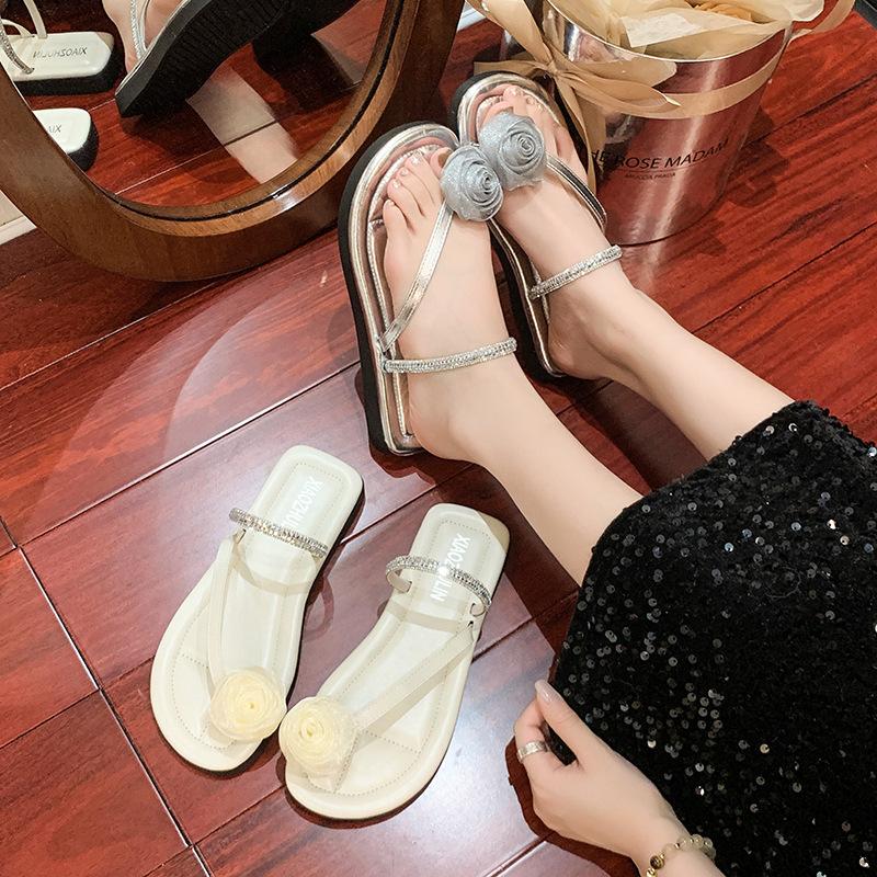 Beautiful flat-bottomed set of toe-cool slippers for women's summer wear 2025 new models with skirts, fairy rhinestones, flip-flops, sandals.