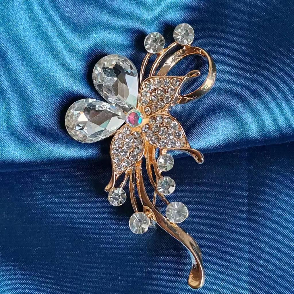 High-End Korean Alloy Scarf Buckle with Diamond, Pearl, and Brooch Pin Accessories