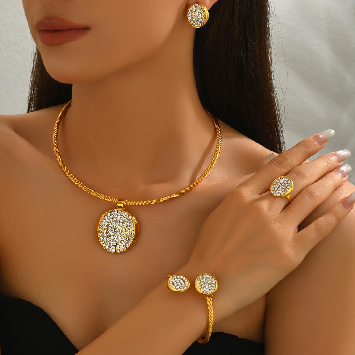 

Винтажный набор ожерелья и серег в европейском и американском стиле, геометрический дизайн с инкрустацией стразами, круглый кулон, цепочка для ключиц, браслет XL5792