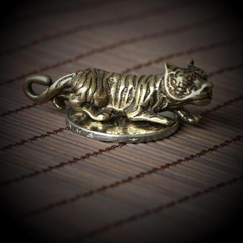 1pc Cuivre Tigre Petits Ornements Rétro Laiton Animal du Zodiaque Chinois Statue Tigre Figurines Porte-clés Pendentifs Décoration d'Intérieur Antique