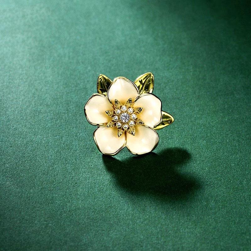 The Drip Glaze Gardenia Flower Brooch Features An Ethereal and Niche Design with An Anti-glare Clasp and Is A High-end Brooch