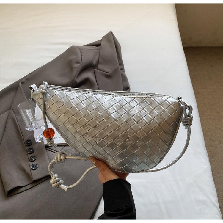 

Unique niche woven bag women s 2025 new exquisite versatile messenger bag super fire shoulder armpit dumpling bag серебряный