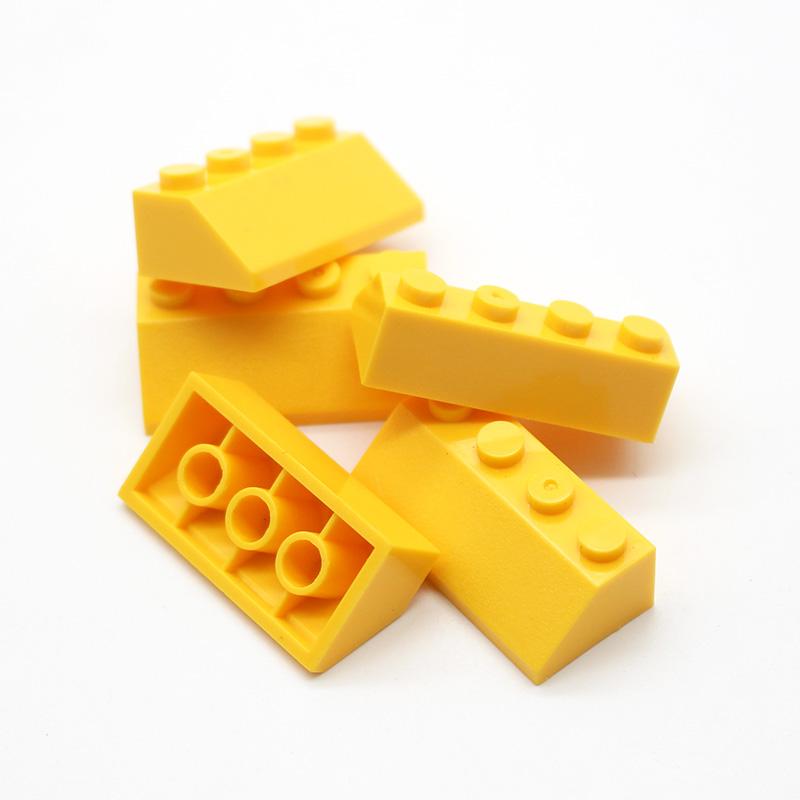 100 ks MOC Tehla Sklon 45 2x4 3037 DIY Vzdelávacia Stavebná Kocka Kompatibilná s Assembles Častice Hromadné Hračky