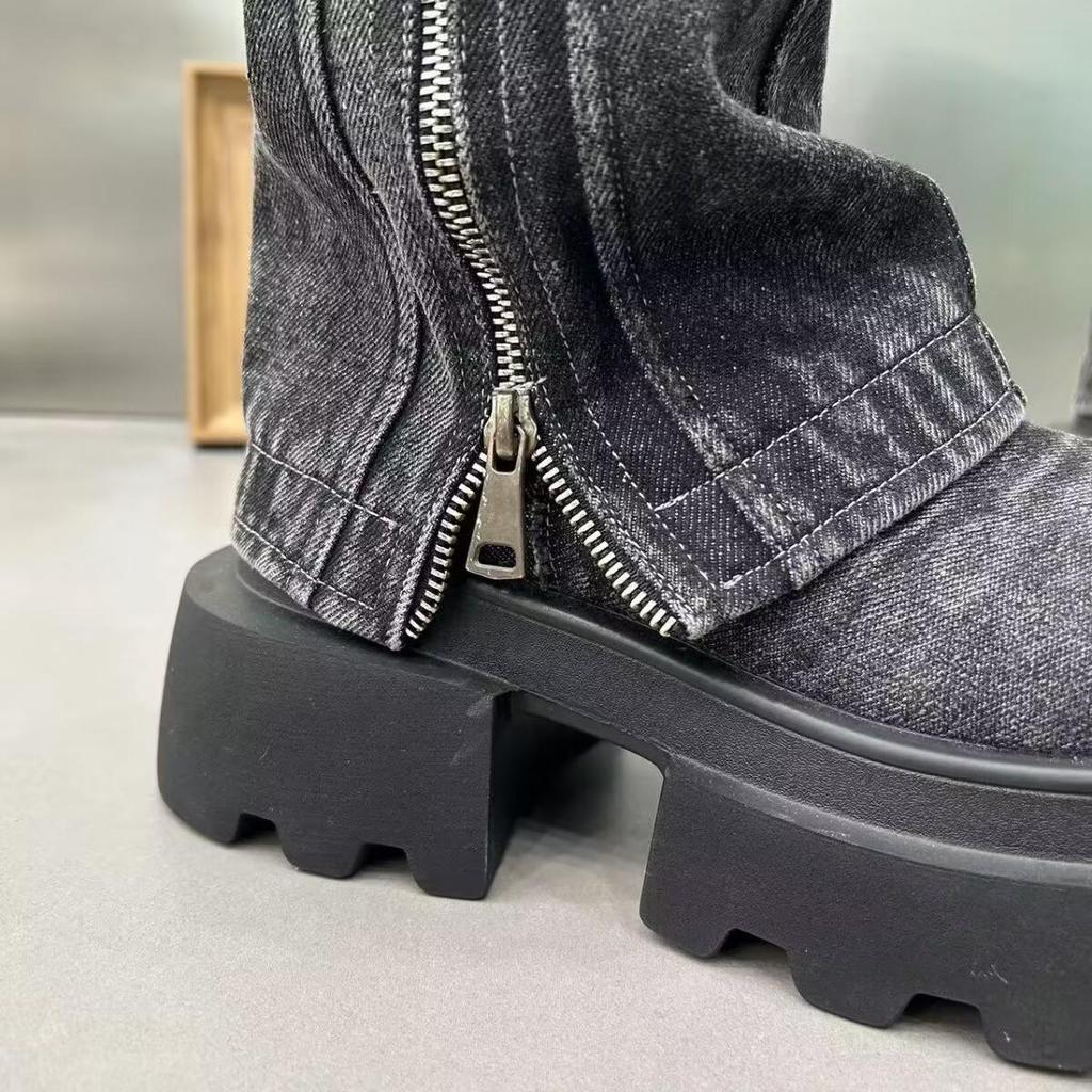 2024 Damen Denim Plateau Martin Boots im europäischen Stil mit Schnalle und Faux-Zweiteiler Hosenbein-Design.
