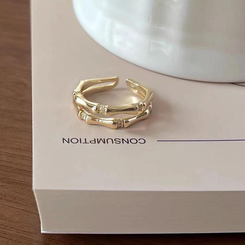 Elegant Vintage Style 18k Gold Ring For Women With Unique Geometric Design And Adjustable Fit