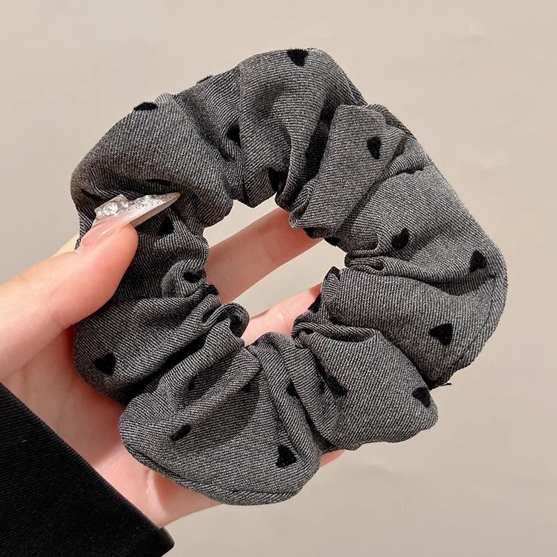 Alleskombinierbares graues Haargummi mit Schleife und Polka Dots