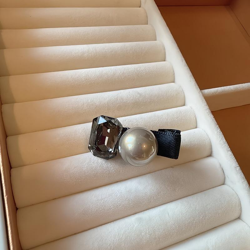 

Elegant and Fashionable Pearl Hairpin, High-End Crystal-Encrusted Clamps, Minimalist and Versatile Clips, Side Clips for Women