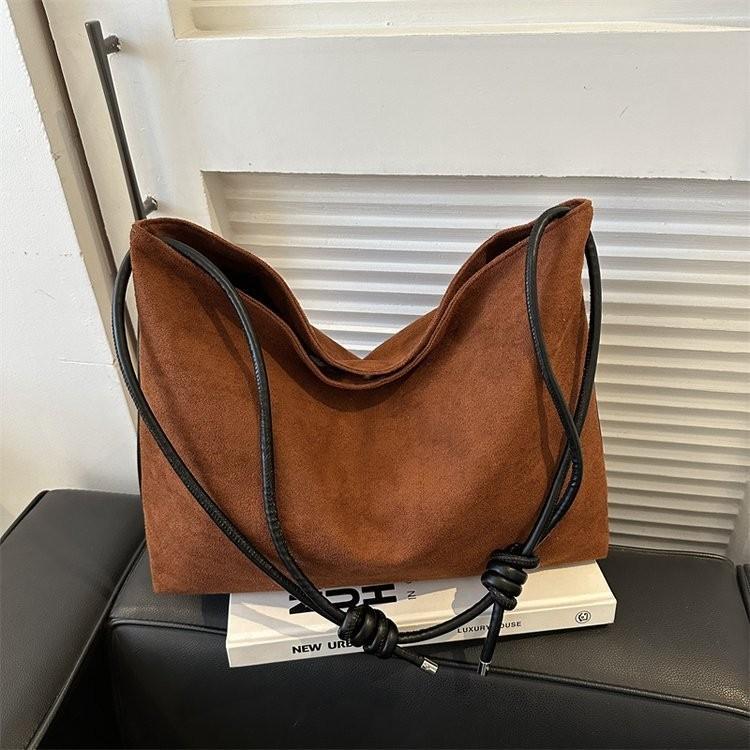 

Fashionable Black Canvas Handbag For Women Featuring Simple Design And Versatile Use коричневий