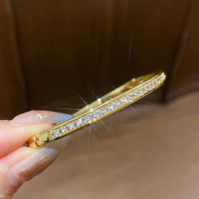 Zircon Round Buckle Bangle: Retro Court Style, Light Luxury Temperament Women's Bracelet