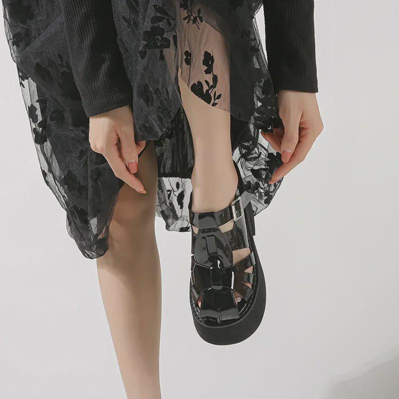 Damen-Sommerpantoffeln mit 11 cm hohem Absatz und dickem Plateau, Lackleder, hohle Zehenpartie, Größe 34–43, grenzüberschreitender Trend.