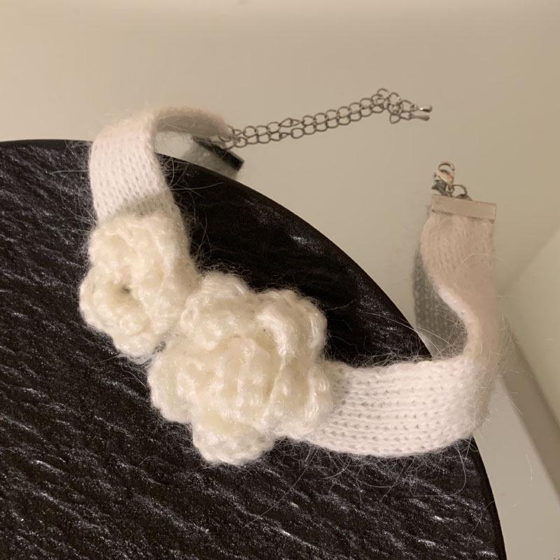 Elegant Minimalist Knitted Flower Choker Necklace - Versatile High-End Women's Jewelry