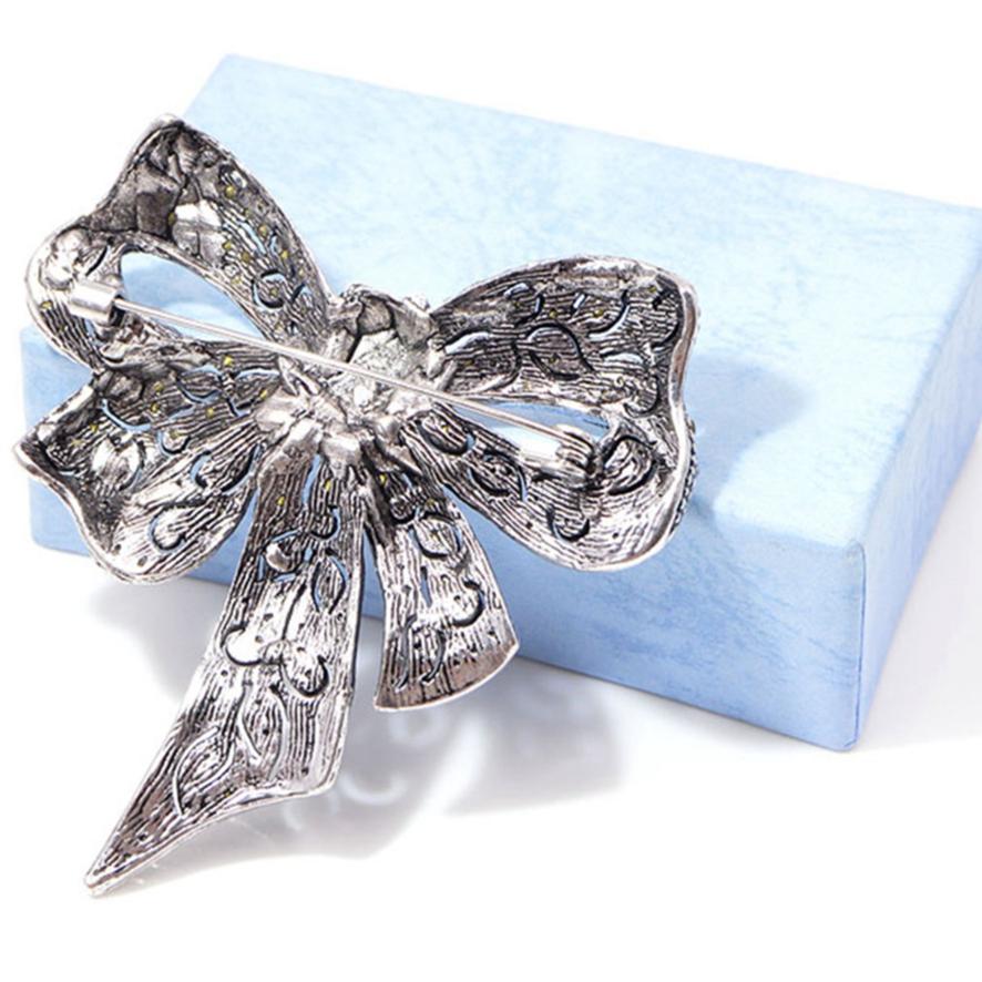 

Женская мода, творческий темперамент, элегантный красивый изысканный галстук-бабочка, брошь, булавка