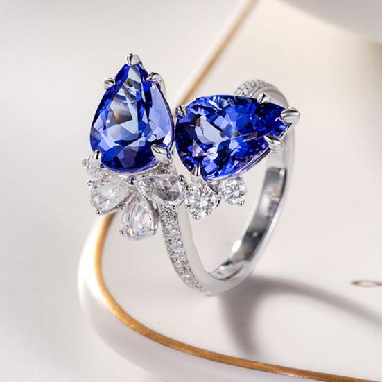 

Простое праздничное кольцо с блестящим женским отверстием