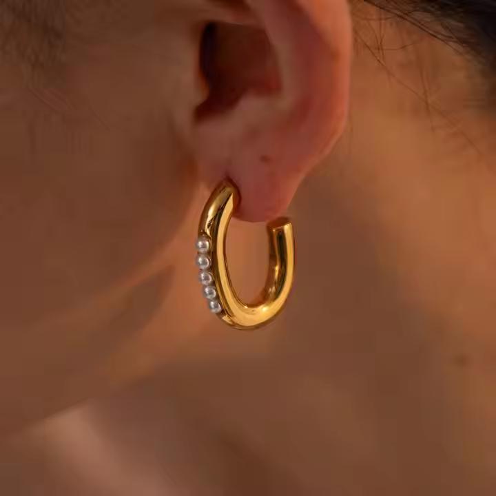 CARLIDANA Vintage and Unique Plain Ring Inlaid with Imitation Pearl Fashion Zircon Jewelry Titanium Steel Gold-plated Earrings