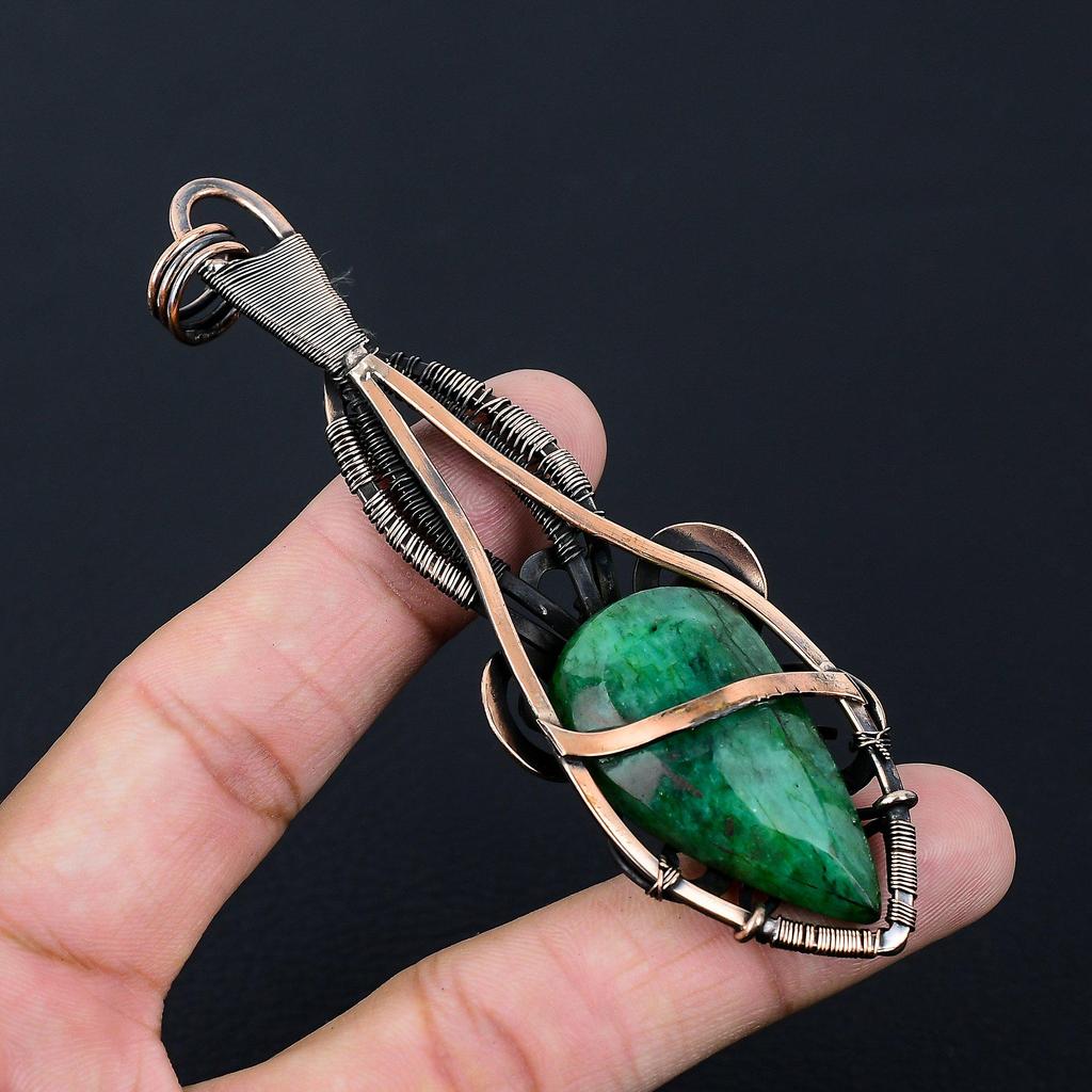 Bijuterii cu pietre prețioase de smarald create în laborator, pandantiv lucrat manual învelit cu sârmă de cupru pur