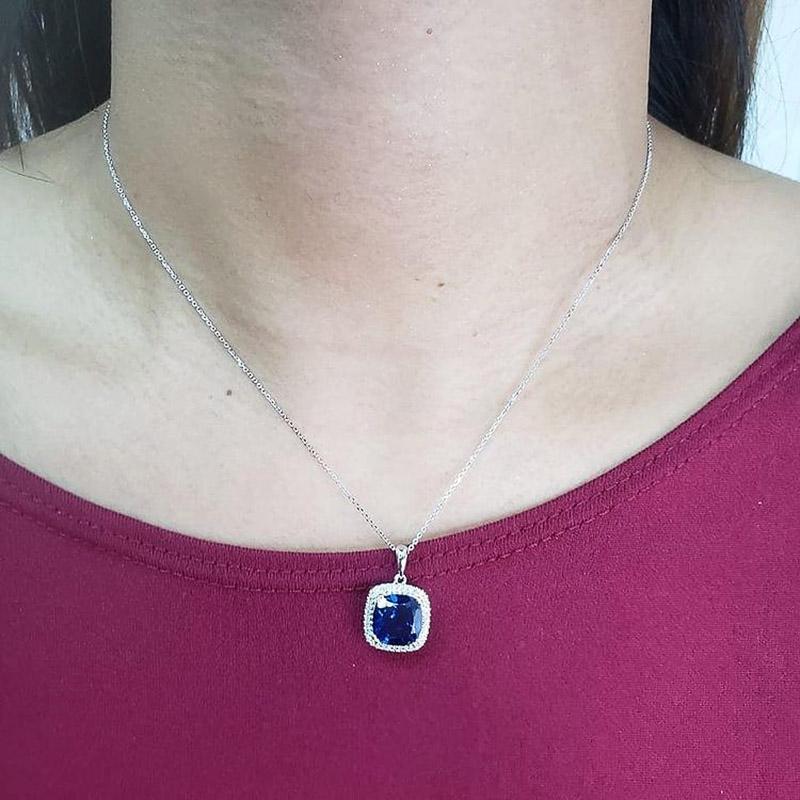 Anmutige und großzügige Halskette mit Anhänger für Damen mit dunkelblauem Zirkonia und temperamentvollem Zubehör für die Jubiläumszeremonie