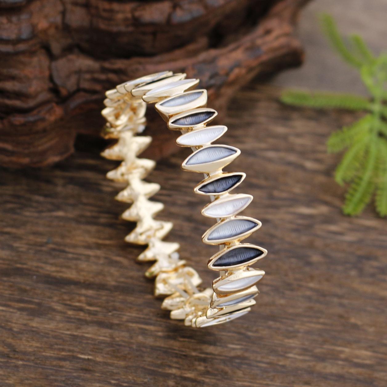 

Новый эмалевый цвет, эластичный браслет с лепестками неправильной формы, женский модный высококлассный геометрический браслет с цветком