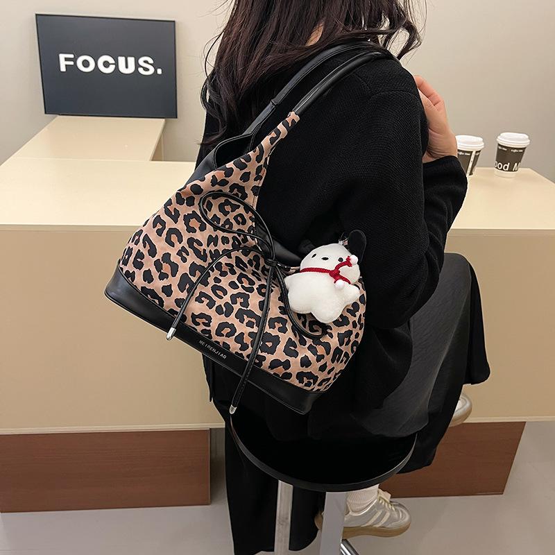 

Повседневная сумка-тоут контрастного цвета женская 2025 новая, для поездок на работу, с леопардовым принтом, большой вместимости, подмышечная сумка, сумка через плечо, женская сумка 29*14*19 хаки