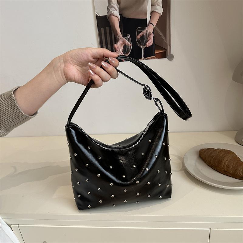 

Нишевая мода заклепки ретро осень маленькая квадратная сумка женская индивидуальность новая повседневная для работы универсальная старшая сумка-мессенджер чёрный