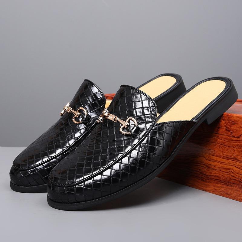 Slippers men's bags and embroidered bag heads wear sandals when they go out, and men's loafers with one foot.