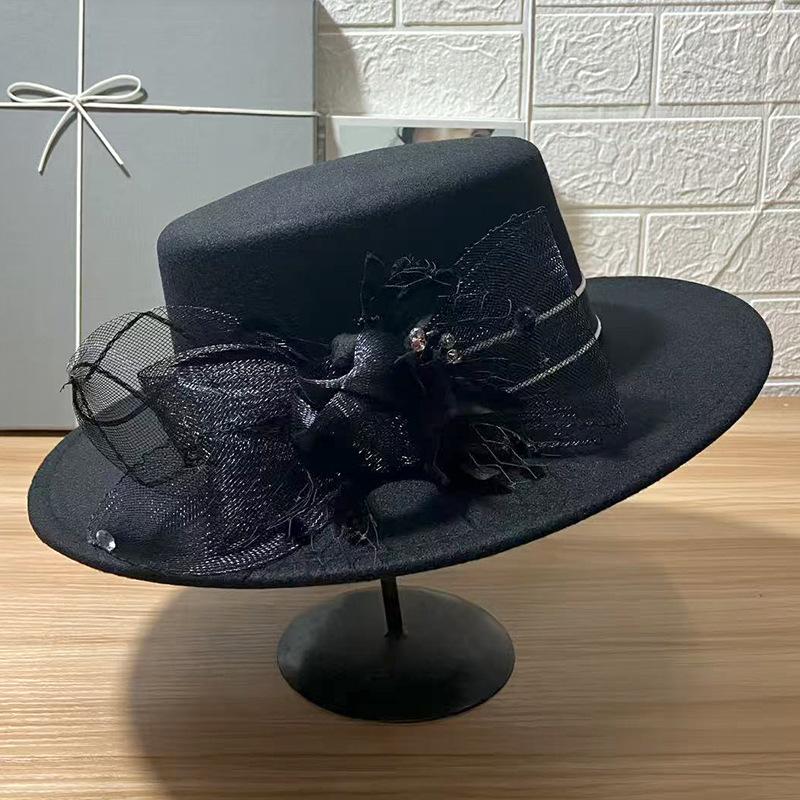Autumn and Winter New French Pearl Flat Top Top Hat Female Hepburn Style Retro British Style Jazz Hat Woolen Sun Hat Tide