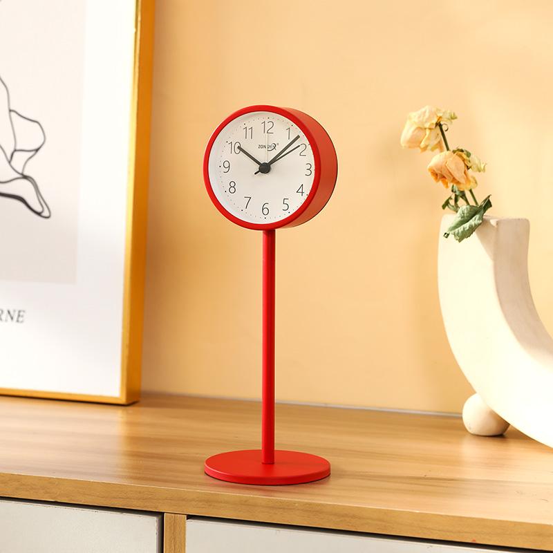

Письмовий стіл для студентів з прикрасами, маленький годинник-сидіння, просте мінімалістичне ліжко, скандинавський стиль, тиха особистість, креативний будильник, Clo