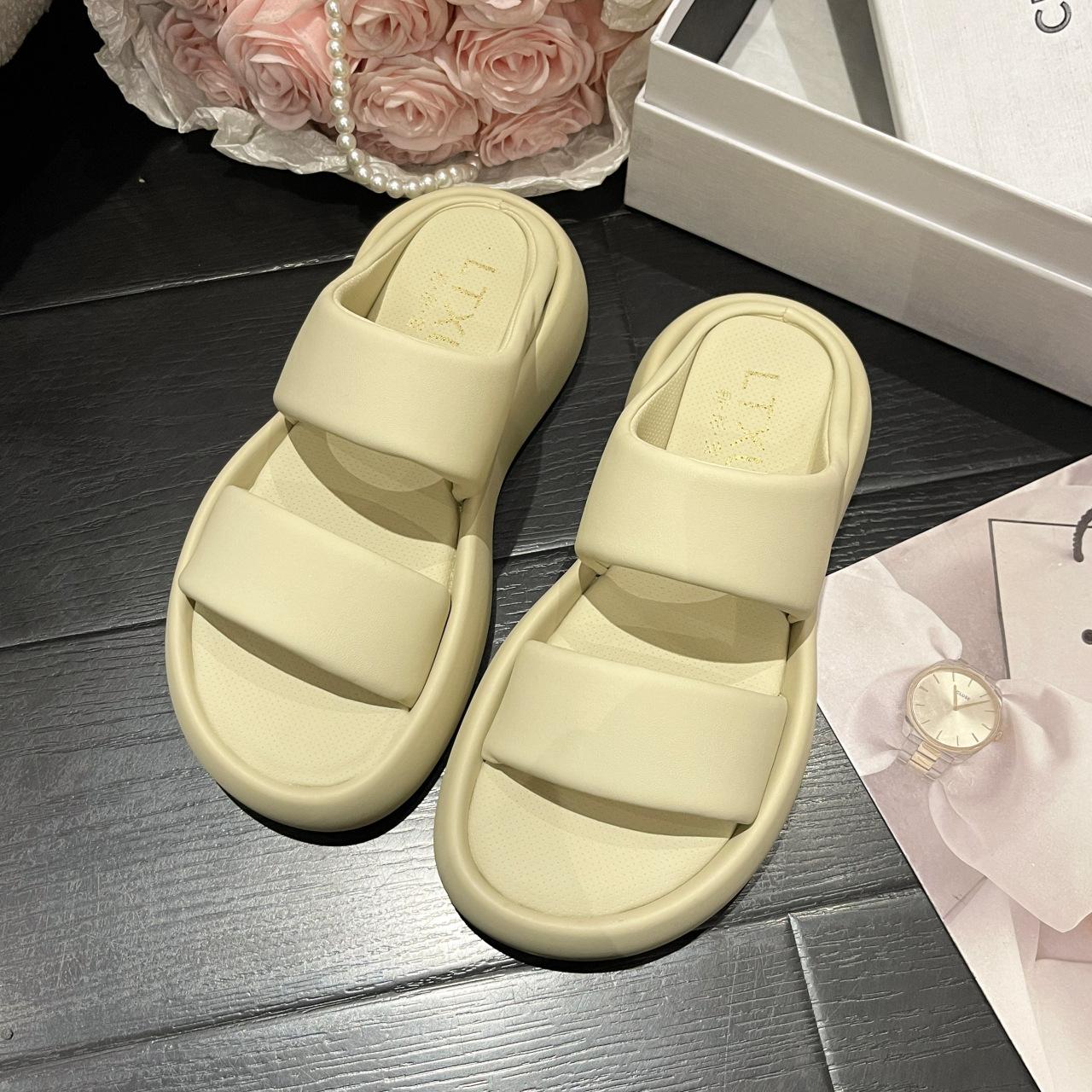 

Thick-bottomed white slippers for women s outer wear summer 2025 new Korean version fashionable versatile one-word drag women s casual cool slippers 40