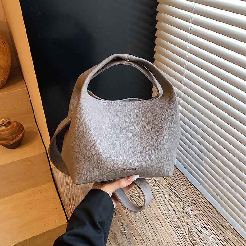 Today's popular portable bucket bag women's new fashion retro shoulder bag daily commuter messenger bag