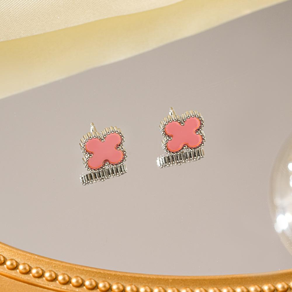 

Серьги из титановой стали Серьги в виде четырехлистного клевера Женские Легкая роскошь Минималистичные серьги Маленькие Нишевые серьги из титановой стали розовый