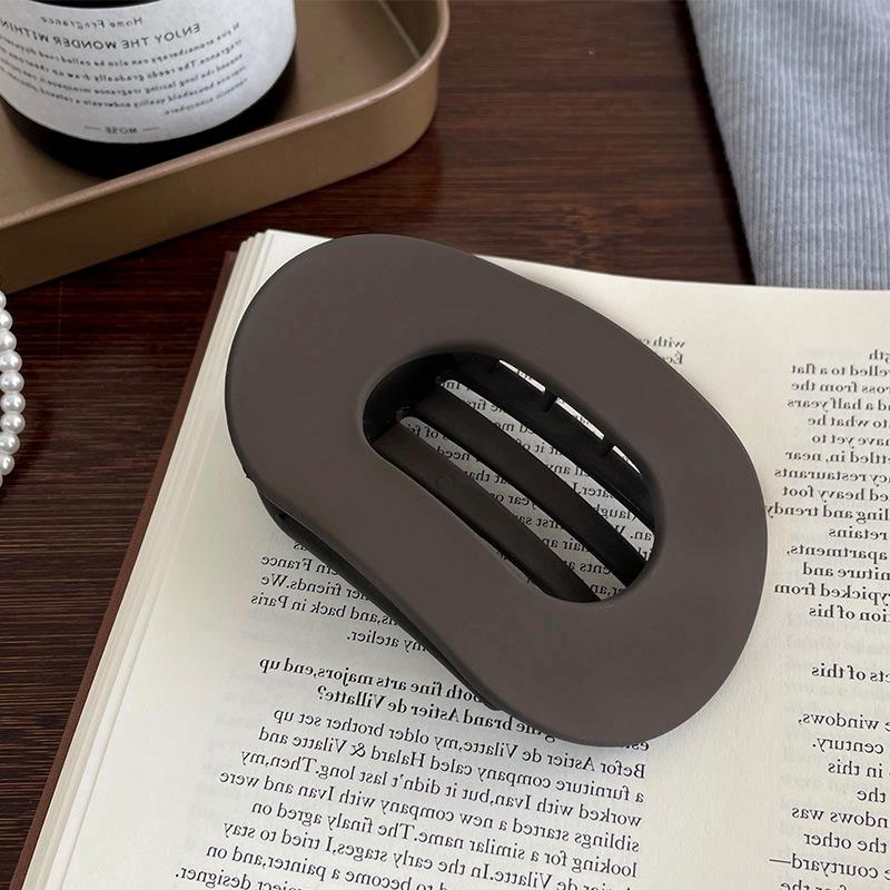 

2025 High-End Women’s Abalone Duckbill Hair Clip: Milk Coffee Color, Curved Updo Design