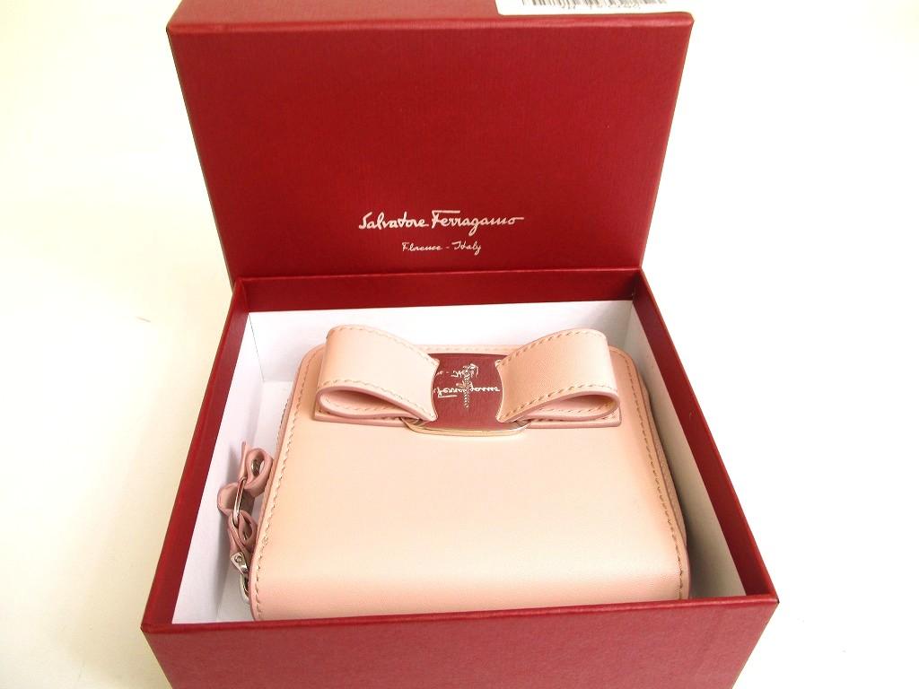 Authentic Salvatore Ferragamo Vala Light Pink Leather Bifold Wallet #a783  Refurbished
