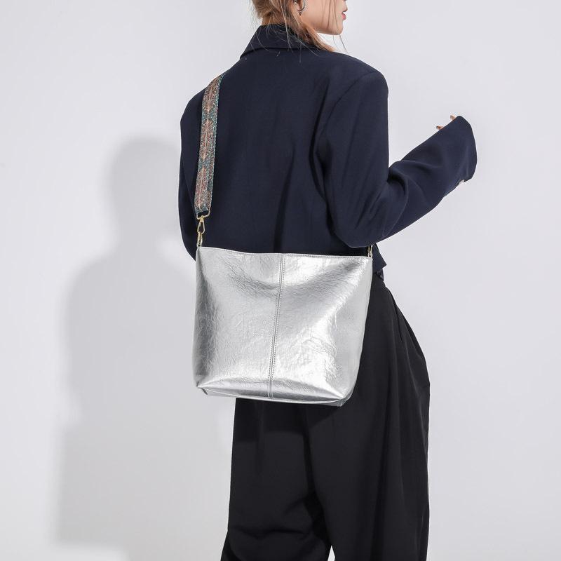 Trendige Bucket Bag mit großem Fassungsvermögen 2025 Sommer neue Tasche Damenmode einfache Schultertasche lässige Pendler-Damentasche
