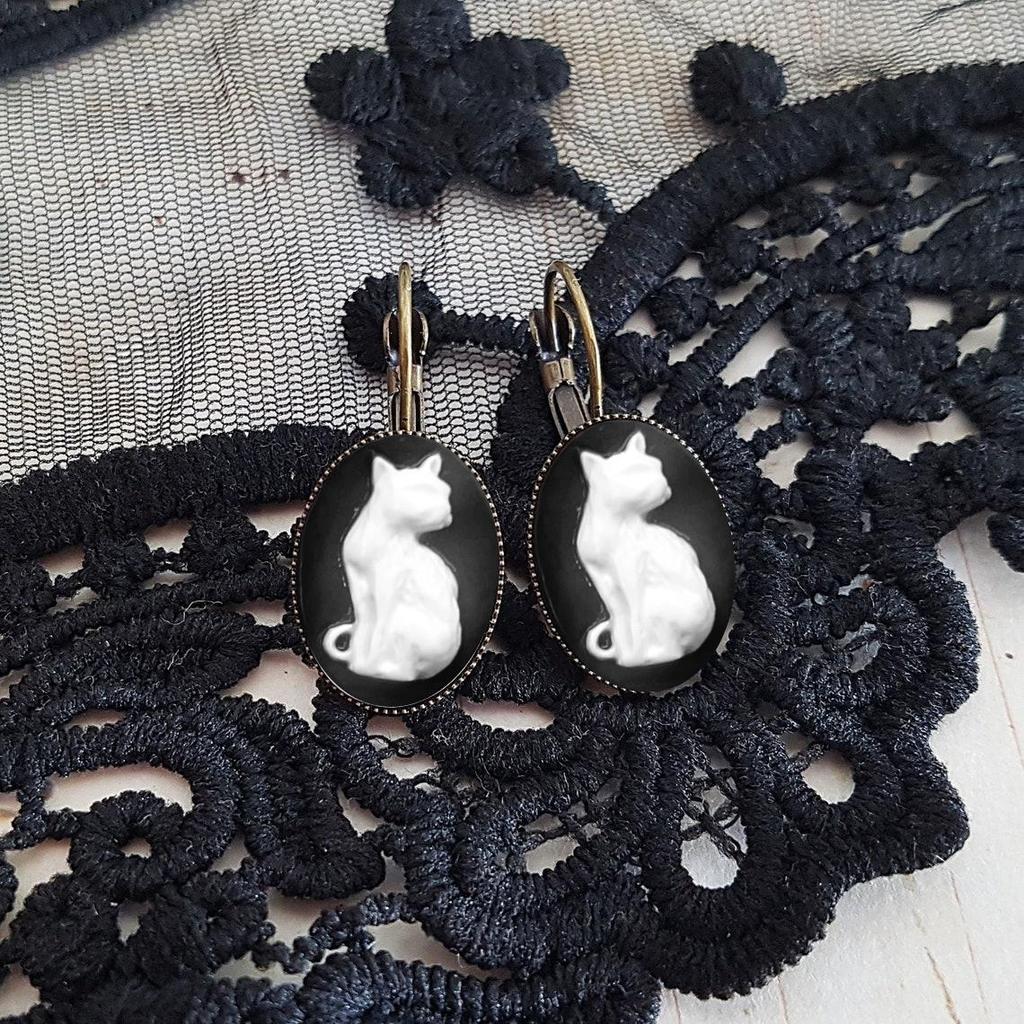 Gothic Personality Skeleton Queen Crow Cat Rose Flower Oval Embossed Pattern Pendant Dangle Earrings for Women Hallowmas Jewelry