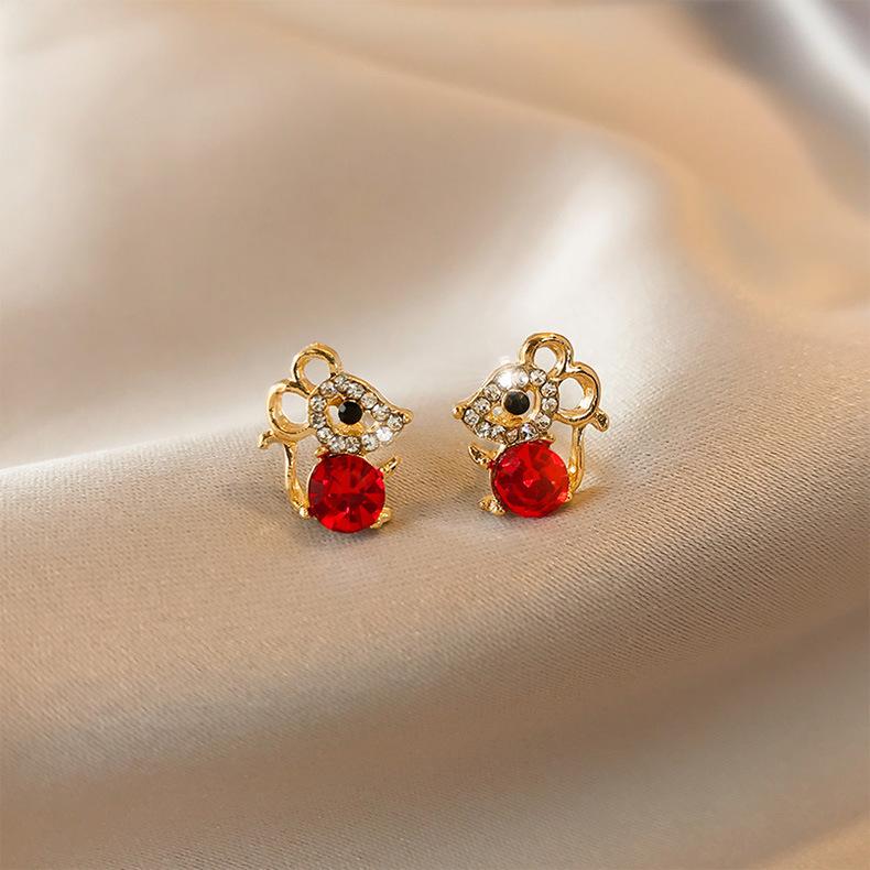 

Красные серьги-мышки, женские серьги-пусеты, женские студенческие в корейском стиле, простые, темпераментные, модные серьги, серьги, женская подвеска.