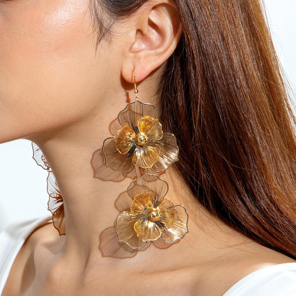 

Осенне-зимняя мода Элегантные серьги-подвески в виде полых железных цветов, имитирующих ковку, Подходят для женских вечеринок, для повседневного сочетания, Универсальные аксессуары