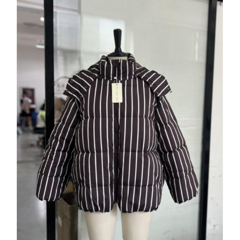 

Женская зимняя куртка оверсайз теплая полосатая с капюшоном и воротником-стойкой S коричневый