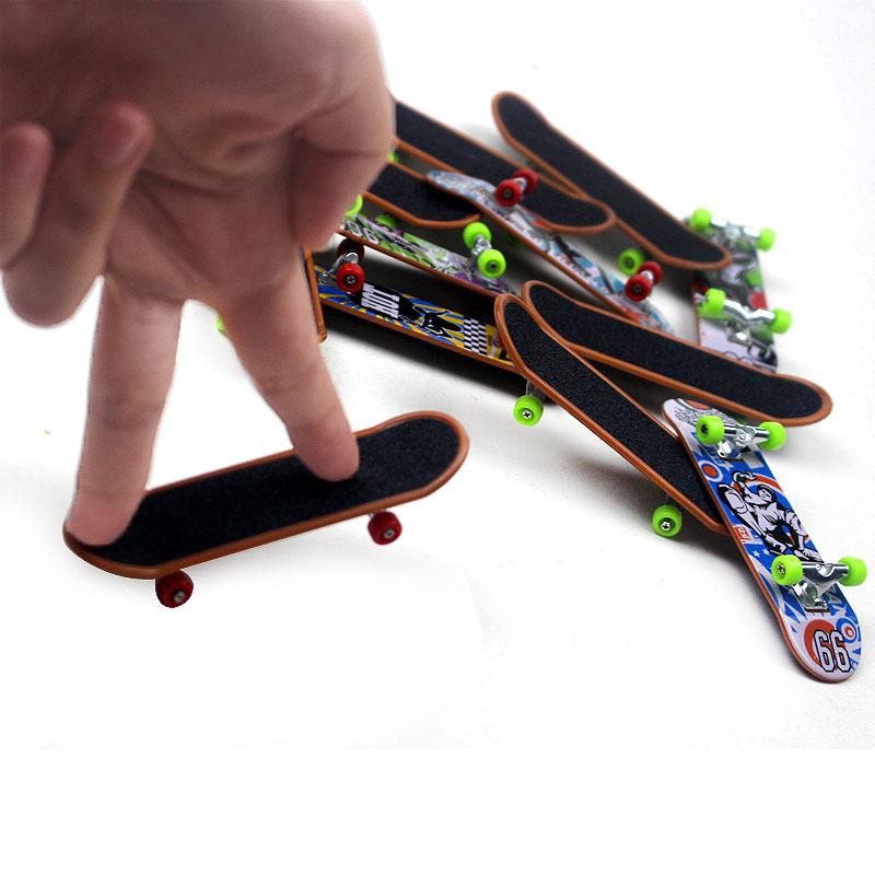 Alloy Finger Skateboard 9.5cm - Desktop Fingerboard Toy.